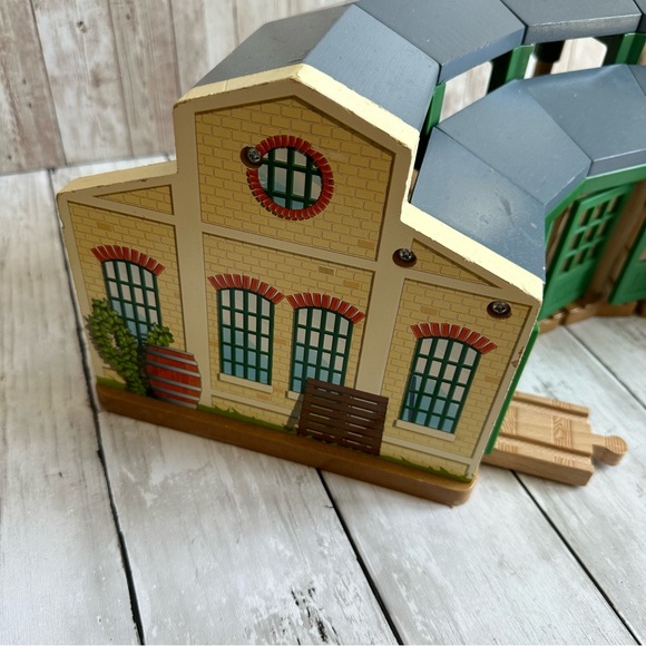 PREOWNED THOMAS THE TANK ENGINE TIDMOUTH SHED FOR TRAINS WOODEN - Picture 2 of 11
